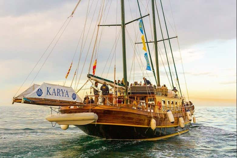Vous naviguerez sur une goélette en bois