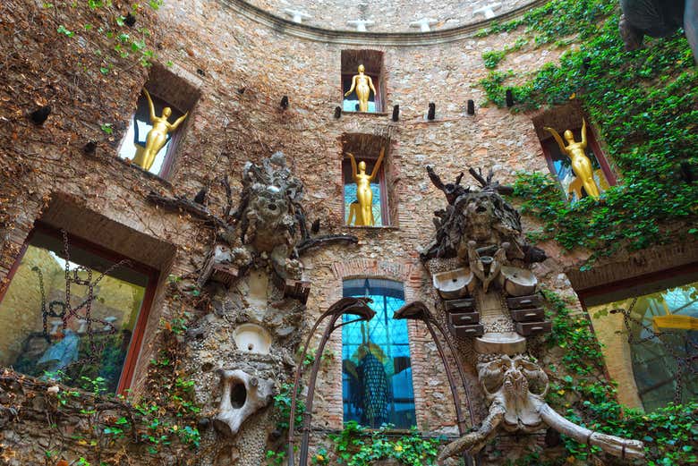 Visite de la cour du Théâtre-musée Dali de Figueres
