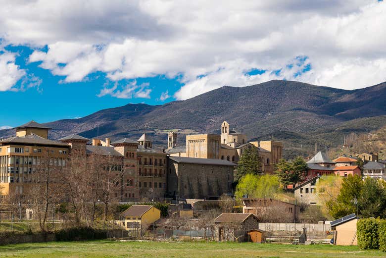 Vue panoramique sur le charmant village de La Seu d'Urgell