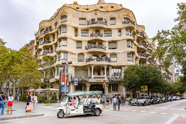 Balade sur le Passeig de Gràcia en tuk tuk