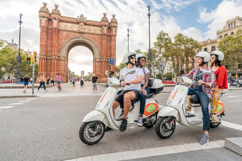 Les Vespas près de l'arc de triomphe de Barcelone