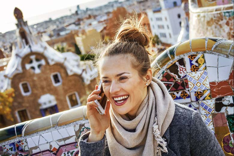 Au téléphone dans le Parc Güell de Barcelone
